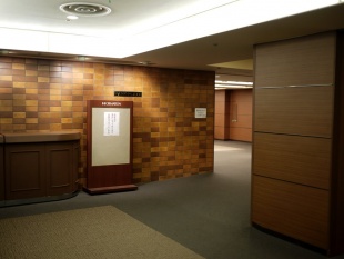 写真：札幌パークホテル B2F エレベーターから会場の「パークプラザ」へ