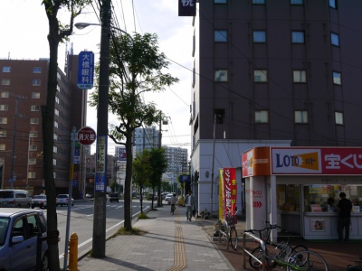 写真：ダイエー東札幌店の前の歩道